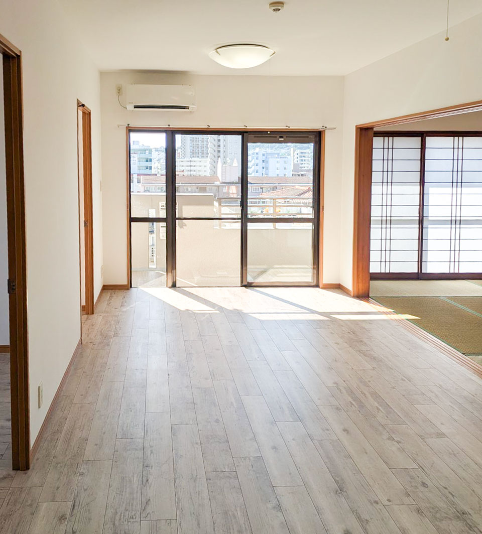 床を一新したLDKは現代風でおしゃれ