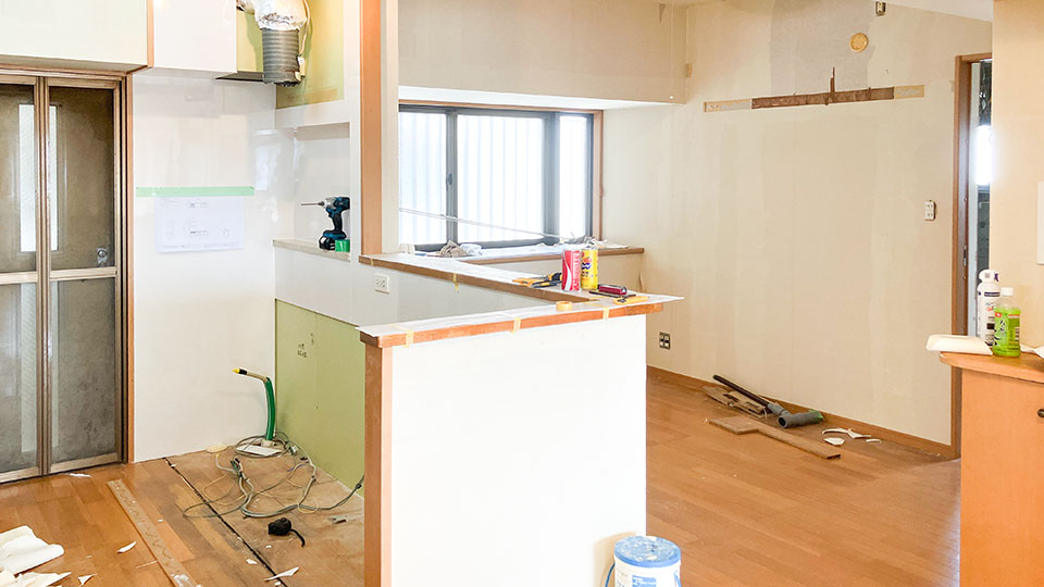 リフォーム中のキッチンとダイニング