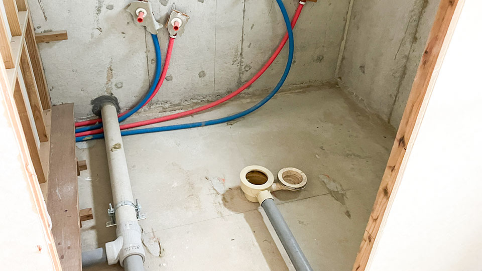 既存の浴室をリフォームしていきます