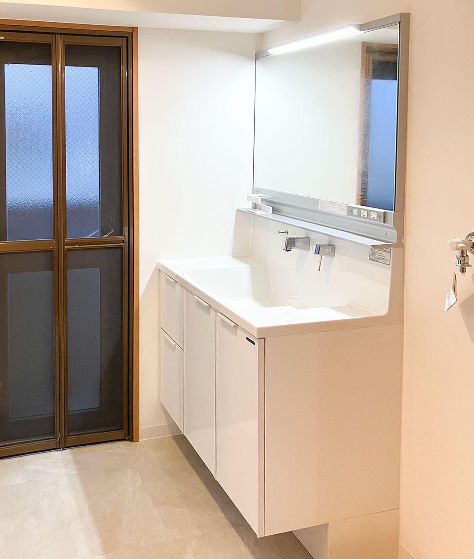 少しワイドな洗面台はスタイリッシュ