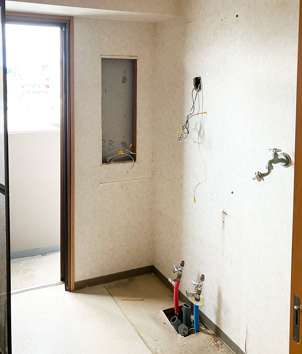 既存の洗面台を取り除いたところ