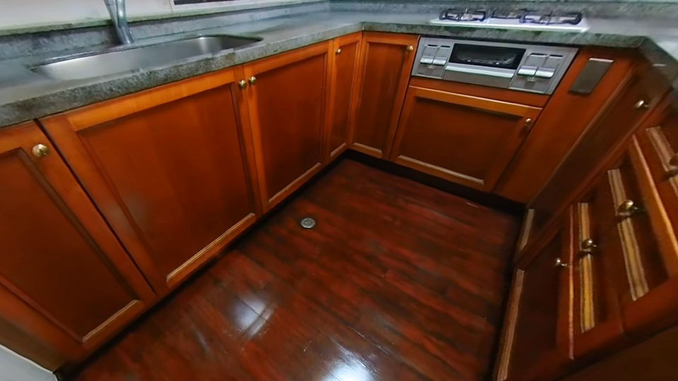 重厚感のある素敵なキッチンをリフォームして食洗機を取り付けていきます