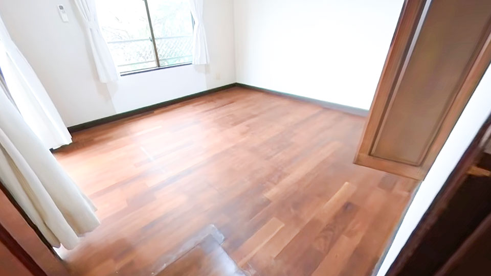 洋室のフローリングが以前のニス塗装でベタついている状態