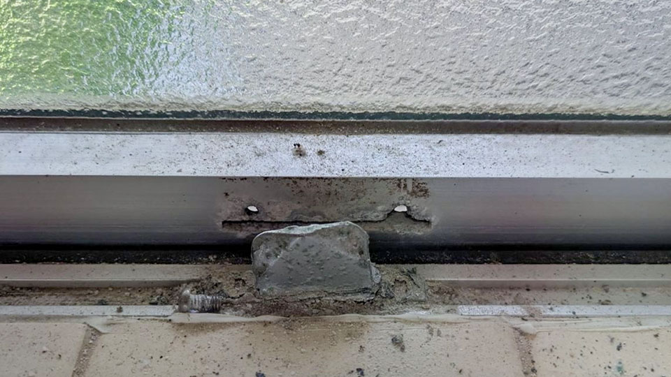 古いサッシのレバーが撤去して整えます