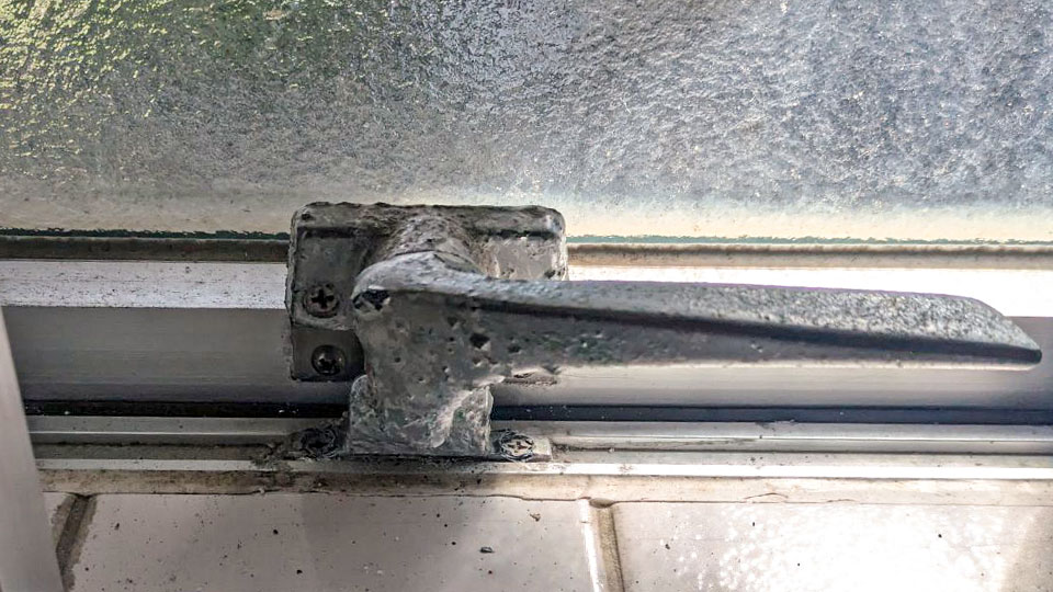 劣化して溶けているサッシのレバーをリフォームします