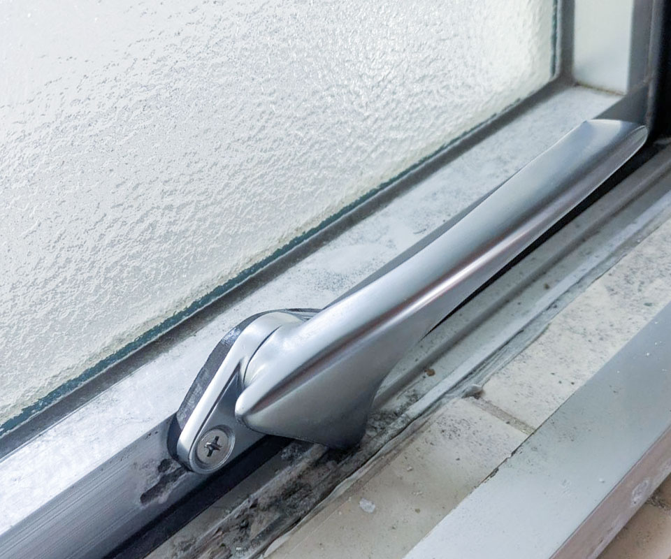 サッシのレバーが新しくきれいになりました