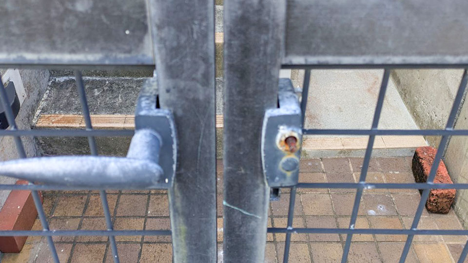 門扉のレバーハンドルは劣化して正常に使えない状態です