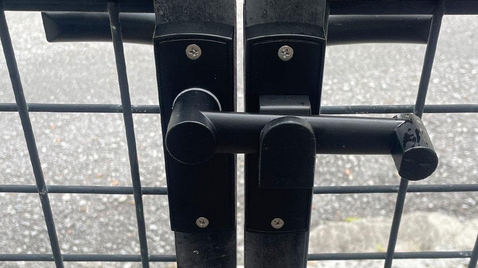 門扉のレバーハンドルが新しくなり、後ろから見たところです