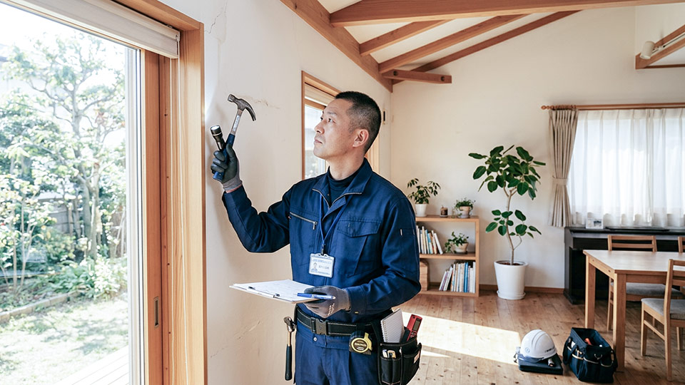 リフォームの現地調査で住宅内部を丁寧に確認するスタッフ