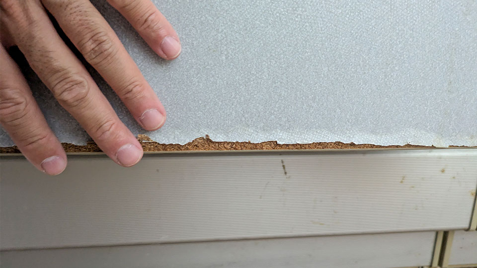 表装が剥がれているキッチン