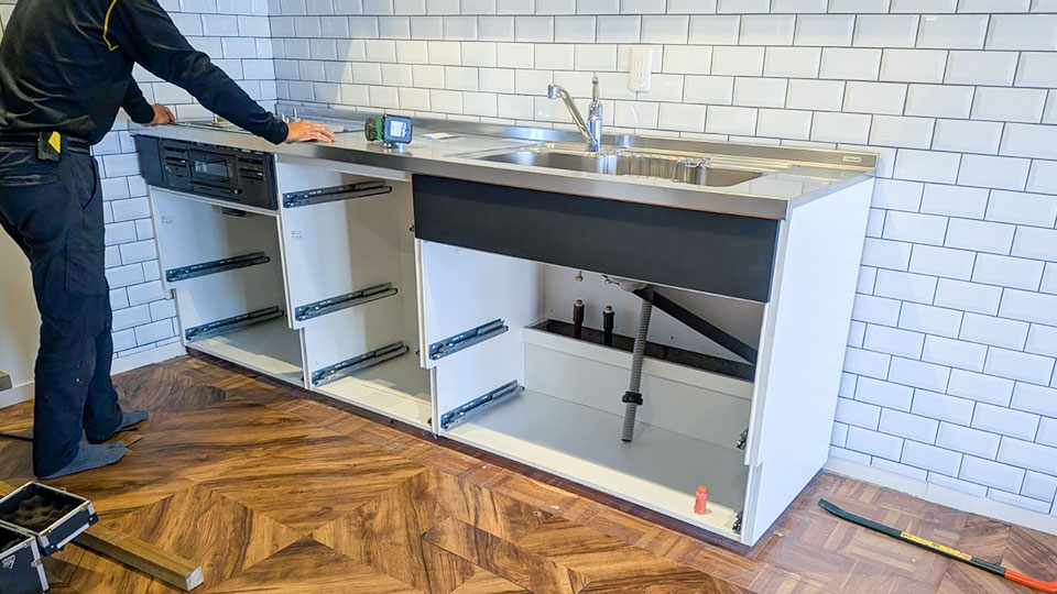 フローリングのリフォームのためにキッチを取り除く