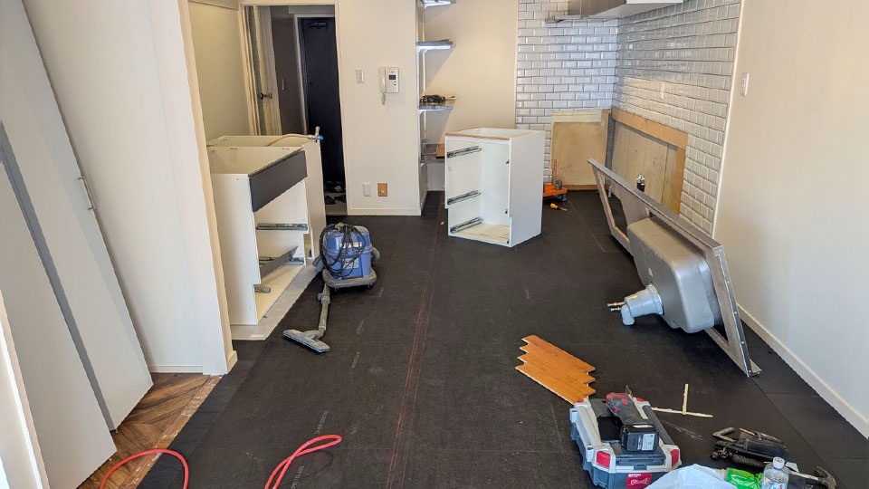 フローリング施工前に遮音マットを敷く