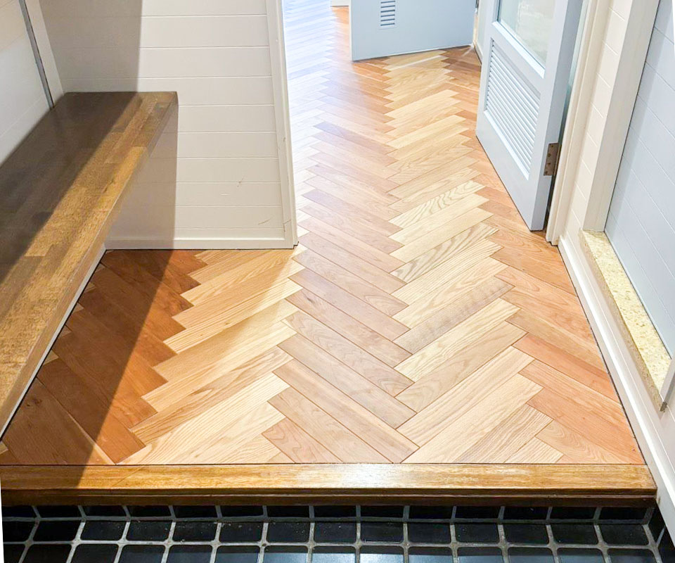 玄関もヘリンボーンにリフォーム
